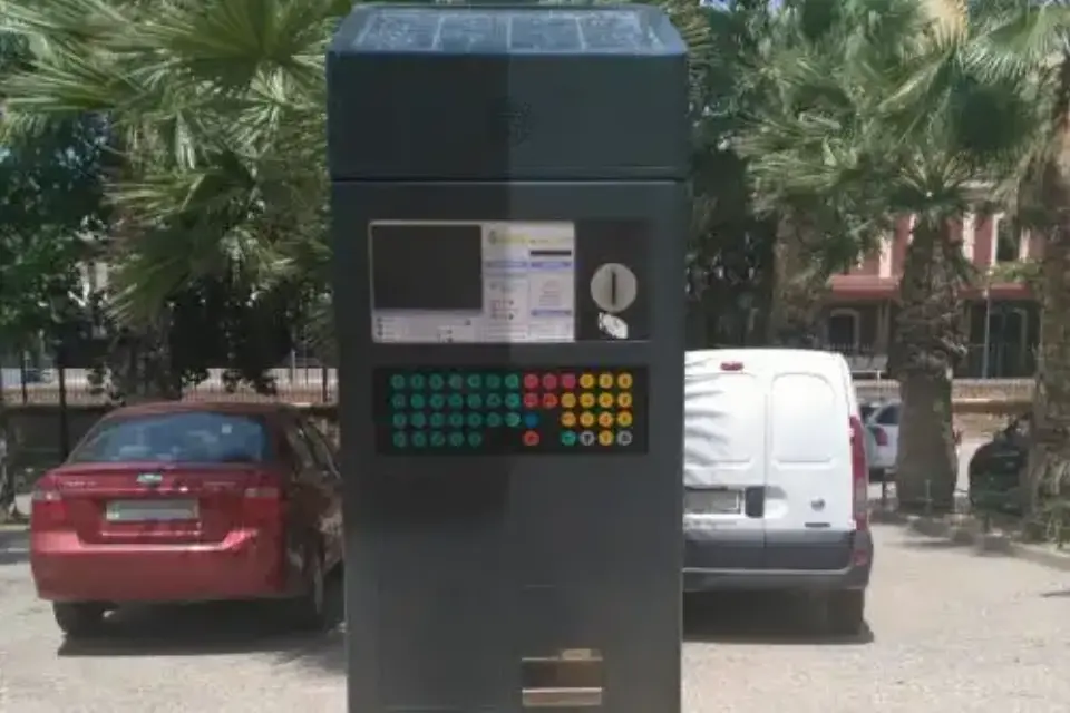 Desde este lunes aparcar en zona azul y San Vicente o viajar en autobús urbano volverá a ser de pago