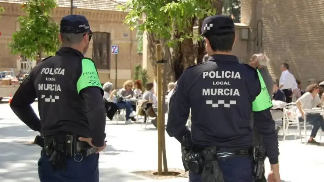 Robaba los móviles en terrazas murcianas concurridas fingiendo pedir limosnas