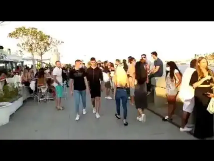 Vuelven viral un vídeo con cientos de jóvenes sin mascarillas en bares de la Comunidad Valenciana