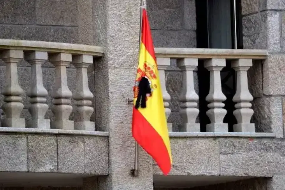 Inicia el luto oficial en España por las víctimas del coronavirus