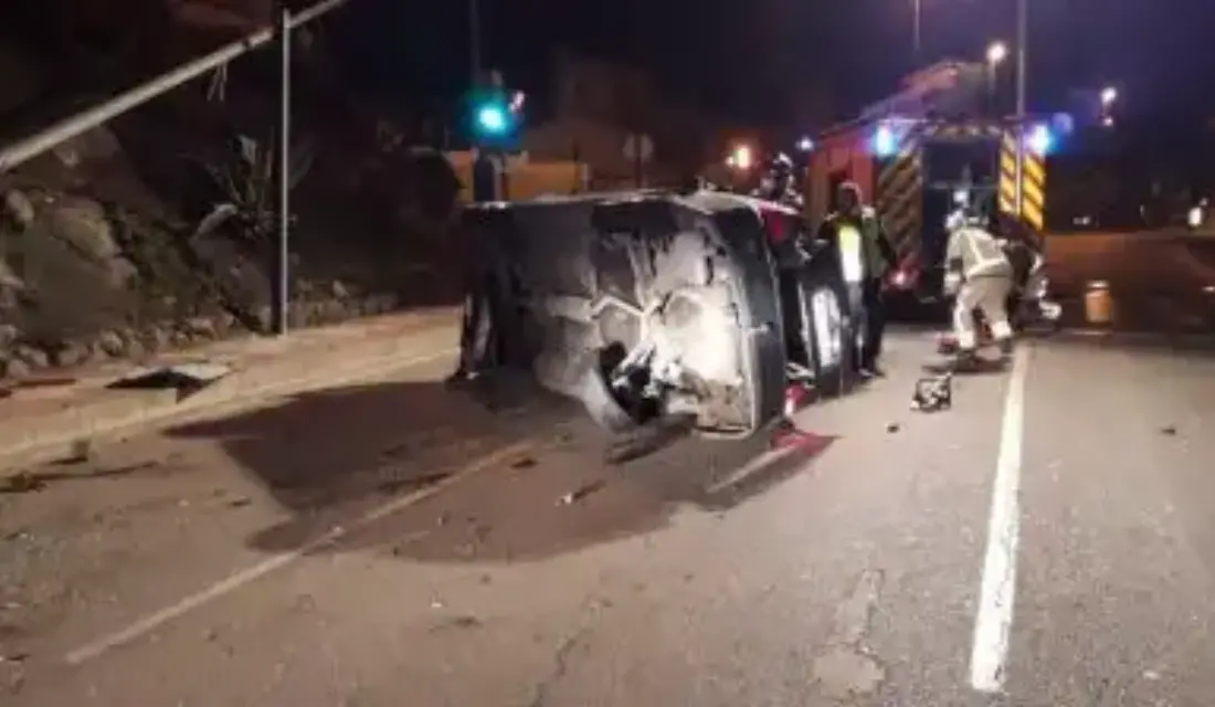 Lo rescatan tras volcar su turismo en La Manga, pero se rehusó al traslado al hospital