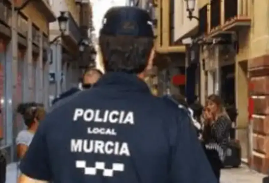 Policía denunció a 20 jóvenes murcianos reunidos en plena vía pública sin mascarillas