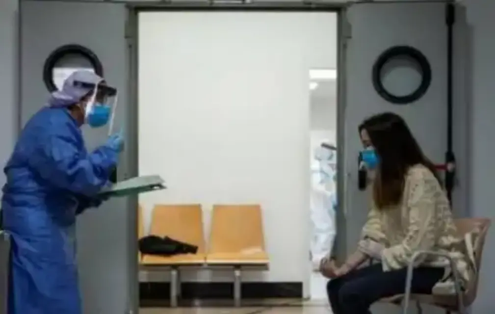 Desilusionados y cansados en los centros sanitarios al no ver llegar los refuerzos prometidos