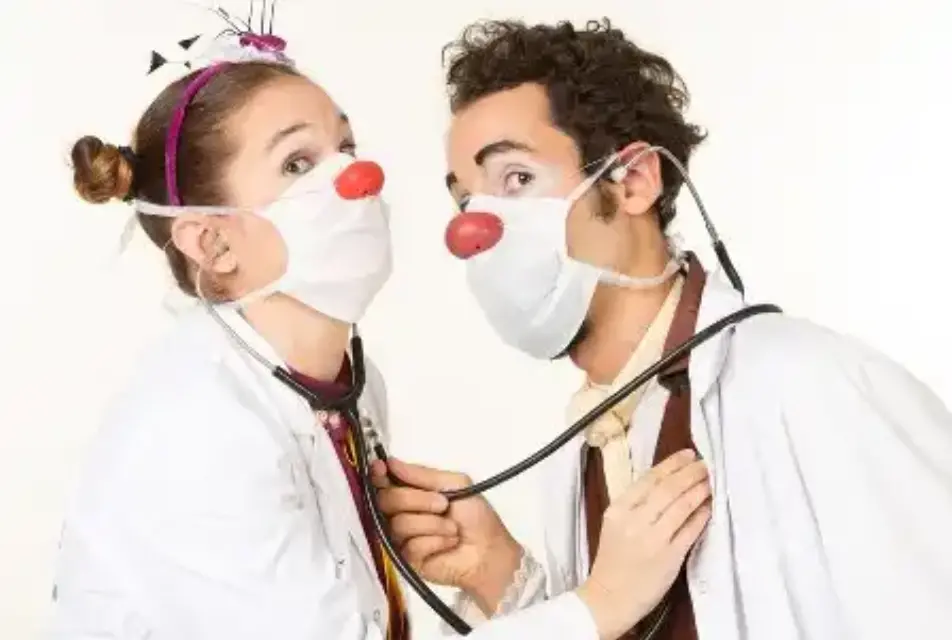 Con mascarilla puesta regresan los payasos de hospital para alegrar a los niños murcianos