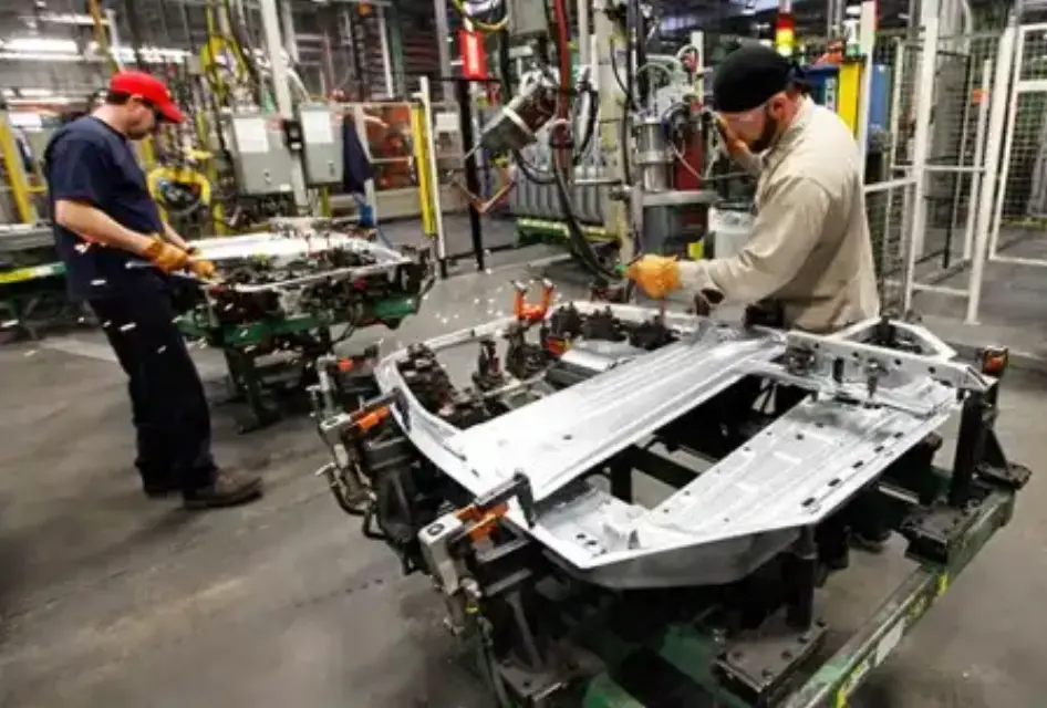 La producción industrial registró su mayor caída en el mes de abril: 33,6%