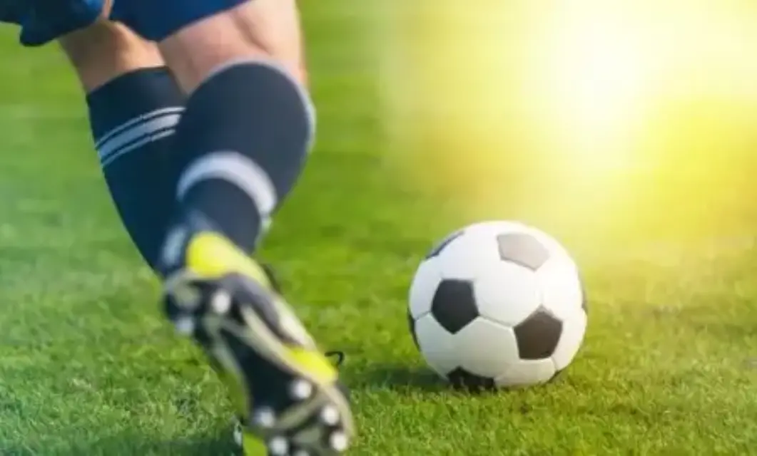 El fútbol vuelve a la grama, pero con las gradas vacías