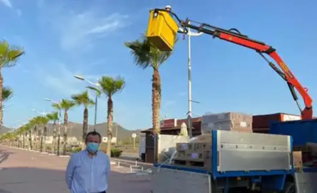 La iluminación LED predomina en el paseo marítimo de San Juan de los Terreros