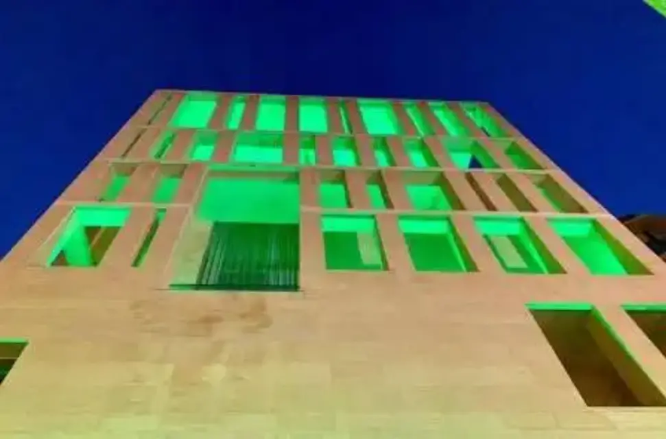 Edificios de Murcia se iluminan de verde en honor a los sanitarios en el Día de la Región