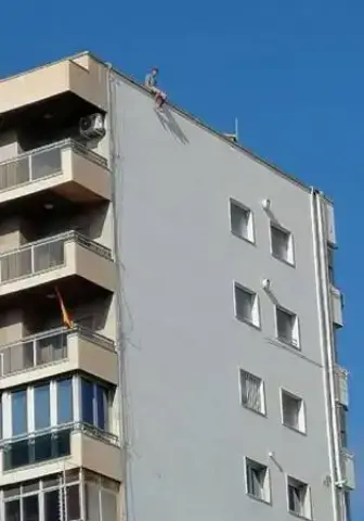 El “hombre araña de Cartagena” capta la atención encaramado en la azotea de un edificio