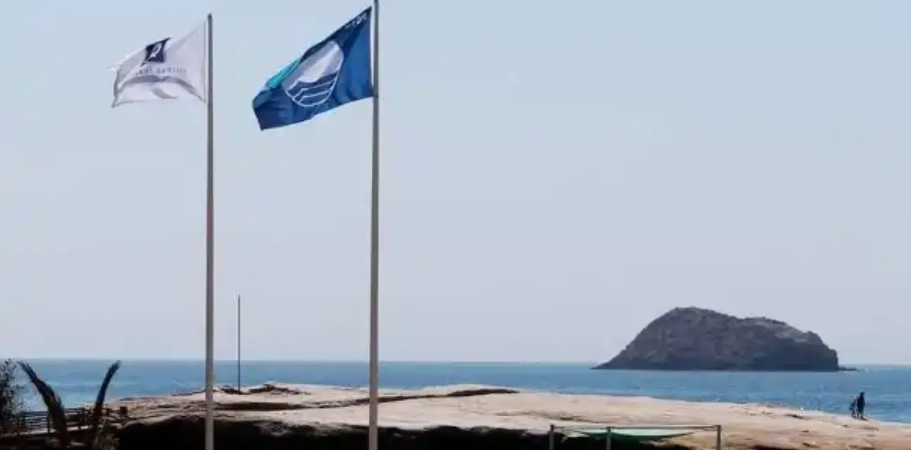 Cuatro banderas azules y un distintivo de Centro Azul para las playas y el Castillo de San Juan de los Terreros