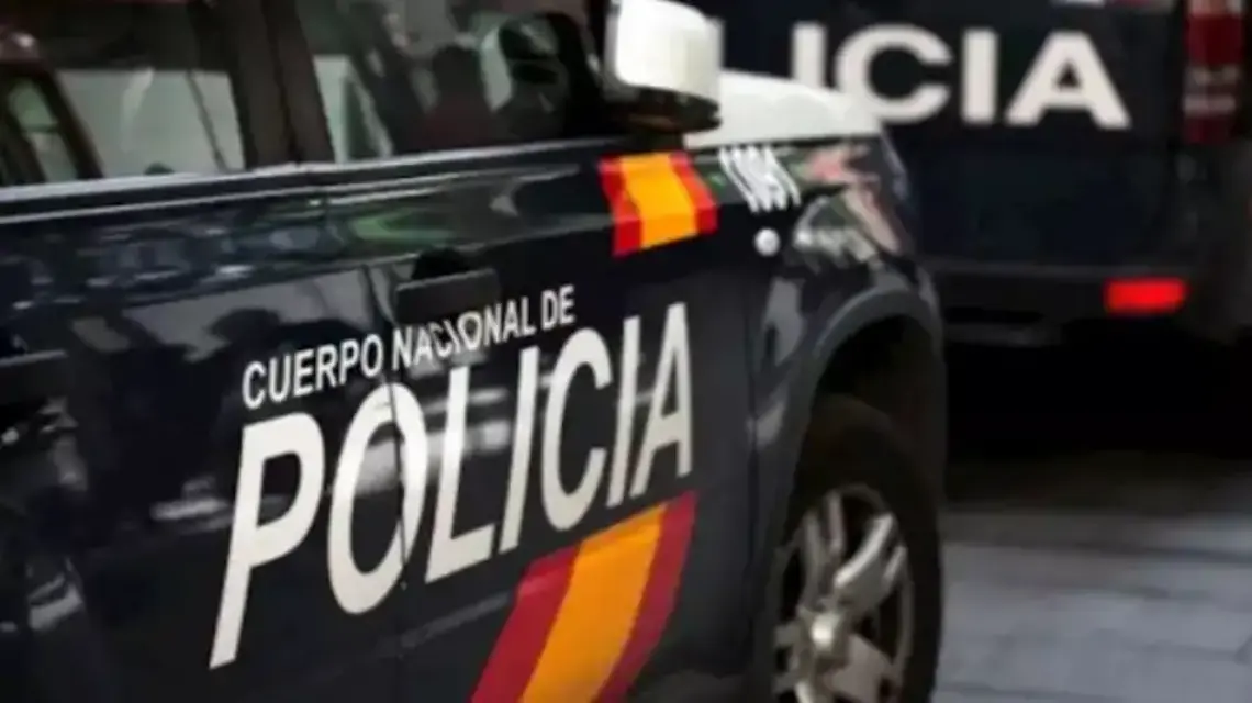 Encapuchados asaltaron en una tienda de móviles y huyeron en un coche robado