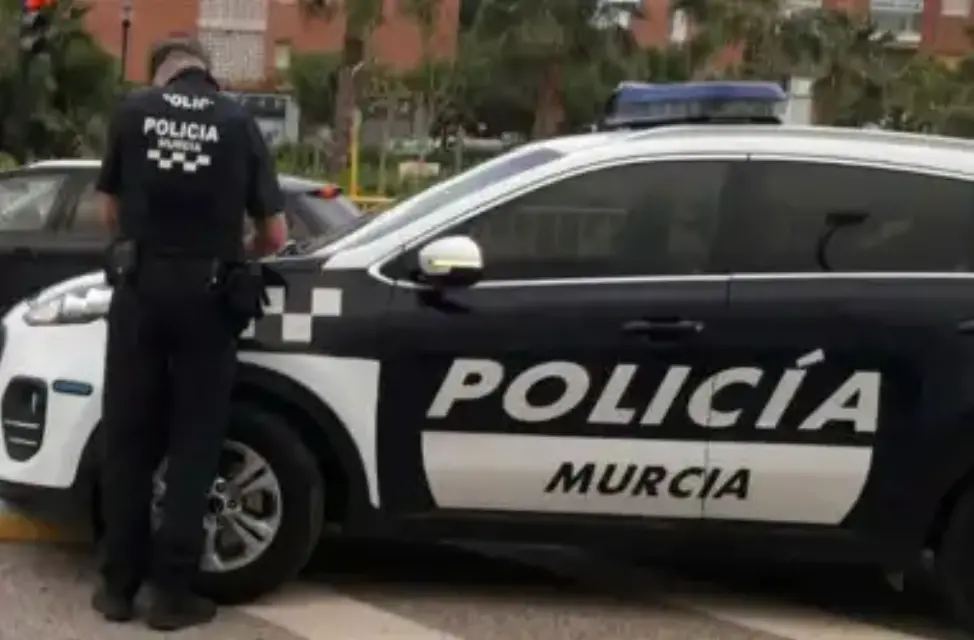A un joven que aún no alcanza la mayoría de edad  lo detienen por caerle a golpes a su novia