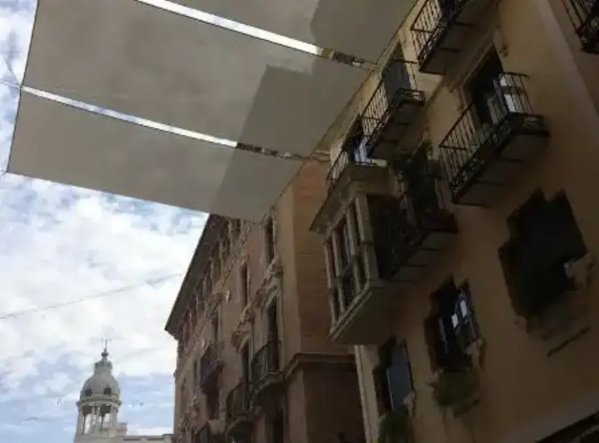 Regresan los toldos en Murcia para mitigar las altas temperaturas del verano