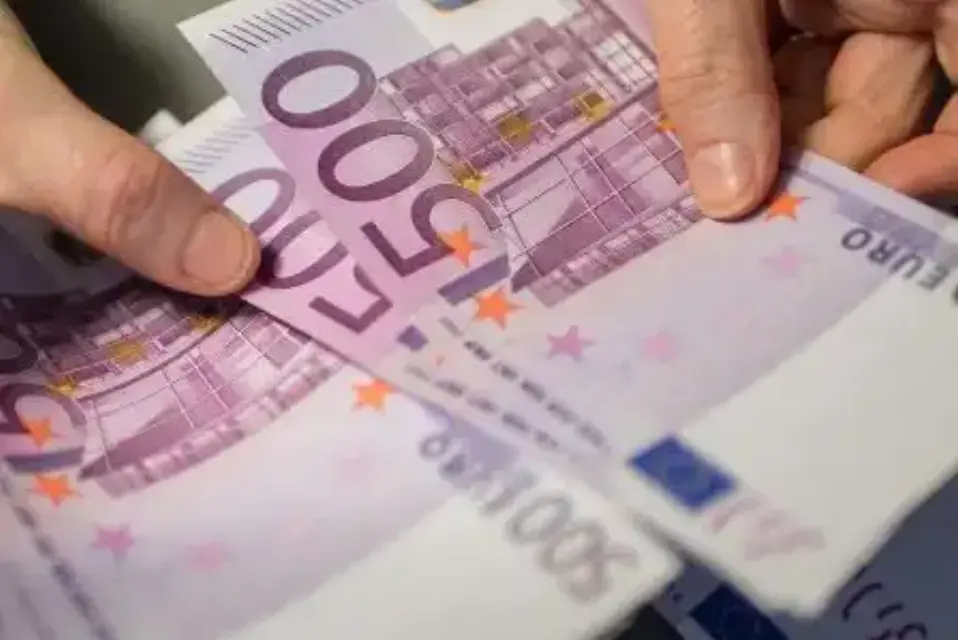 Eliminar gradualmente el dinero en efectivo pedirá el PSOE en el Congreso