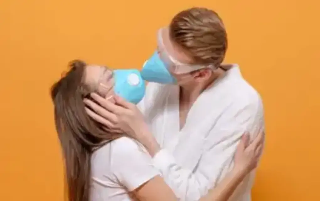 Los científicos advierten que las “parejas deben usar mascarilla durante el sexo”