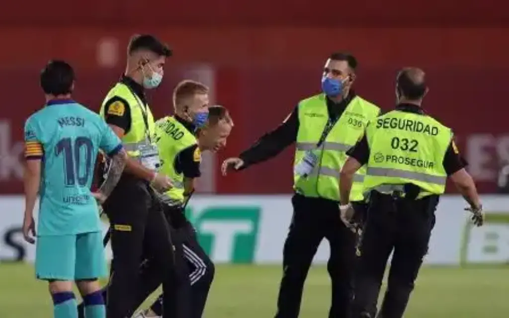 Joven trepó un muro del estadio para una foto con Messi, pero el astro argentino lo esquivó