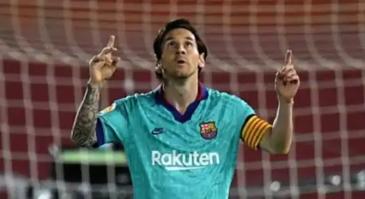 El astro argentino Lionel Messi está a un tanto de los 700 oficiales en su carrera