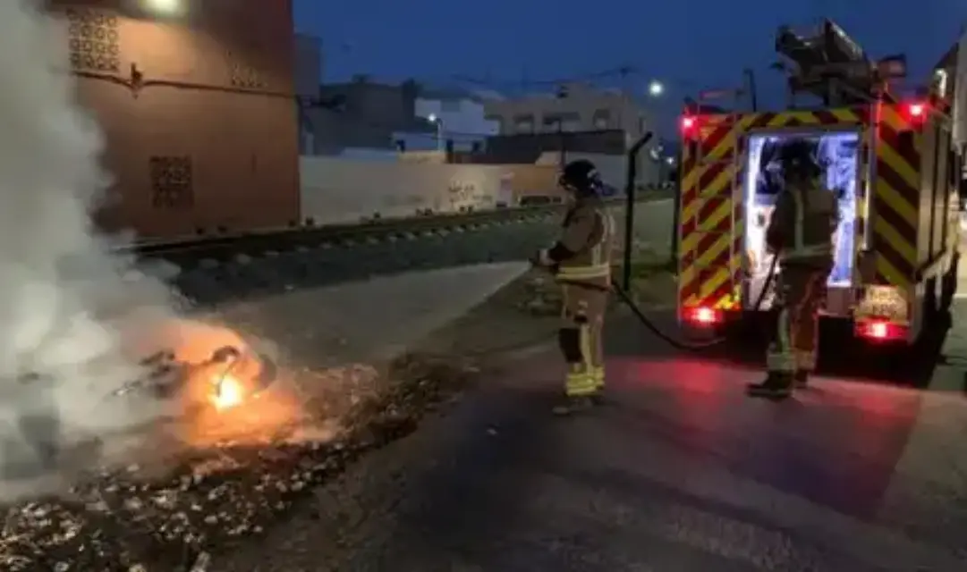 Bomberos apagaron incendio de una moto esta madrugada en Águilas