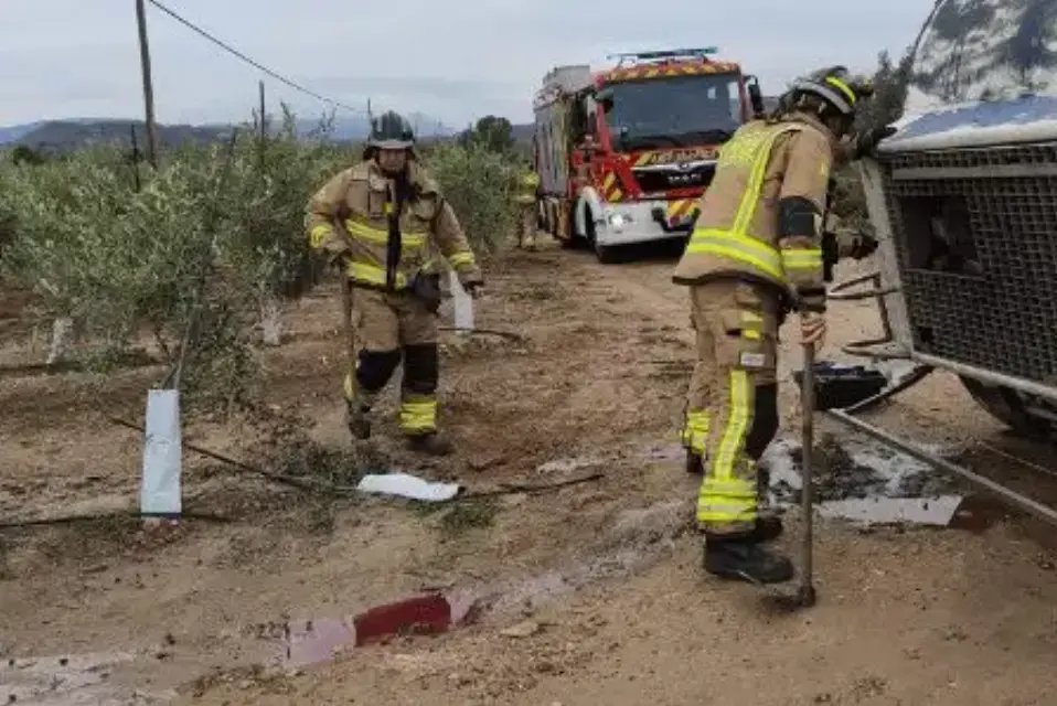 Conductor quedó herido tras volcar su camión cargado de frutas en Totana