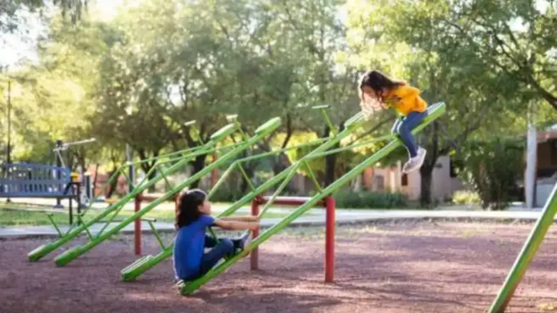 Los niños murcianos vuelven a disfrutar de los parques y jardines