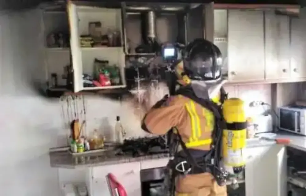 Intentó apagar el incendio de la cocina de su domicilio y resultó con quemaduras en su cuerpo