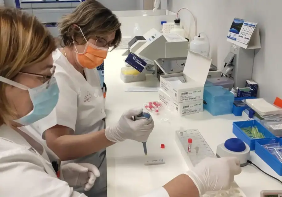 A 28 policías los aislaron por tener contacto con positivo de coronavirus que llegó en una patera el lunes