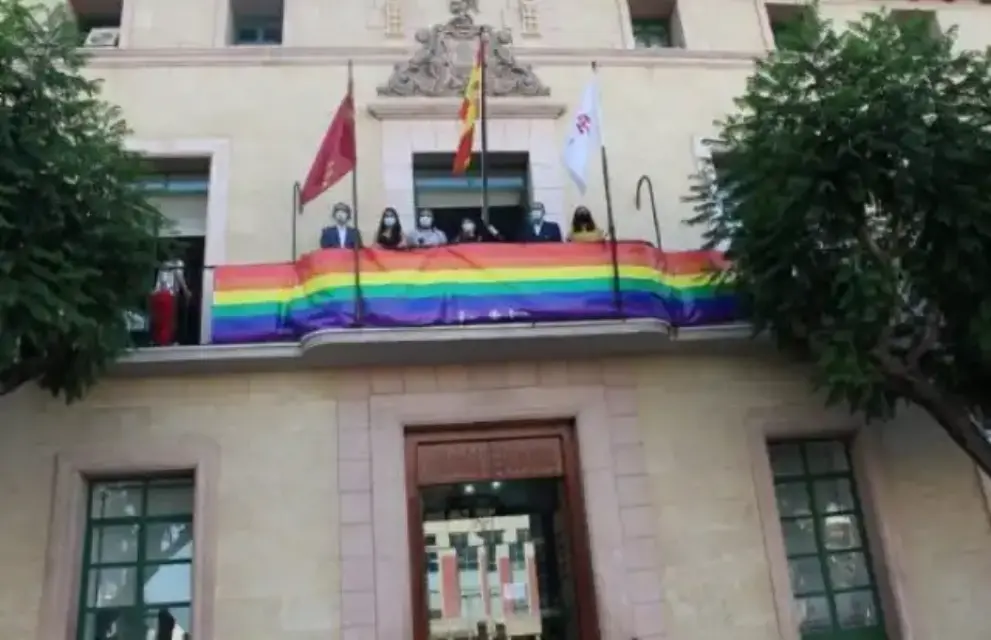 Por el Día del Orgullo colocaron una pancarta conmemorativa en el Ayuntamiento de Totana