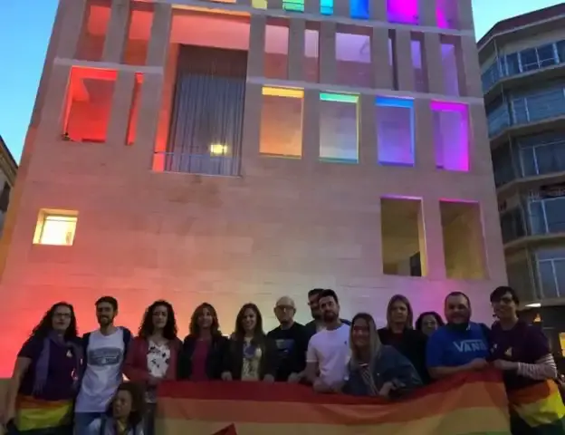 El Edificio Moneo se ilumina con el arcoíris con motivo del Día del Orgullo