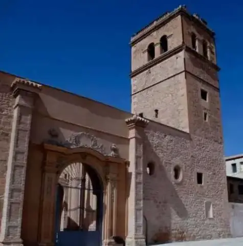 Viandantes encontraron a un hombre herido en la cabeza en la puerta del templo Santa María