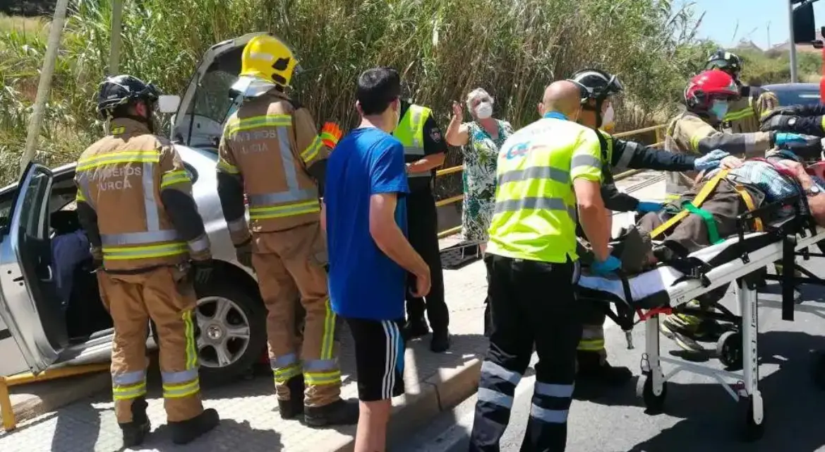 Un hombre de 70 años quedó herido tras salirse su coche de la vía