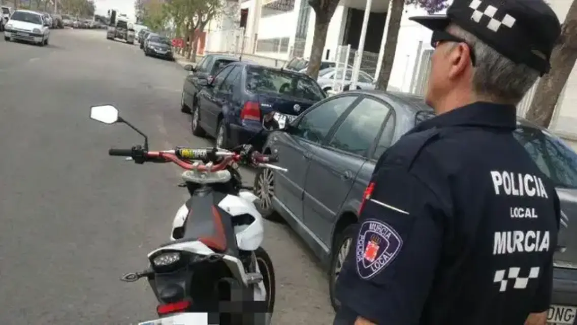 Discutió con su mujer y terminó estrellando al perro contra la puerta