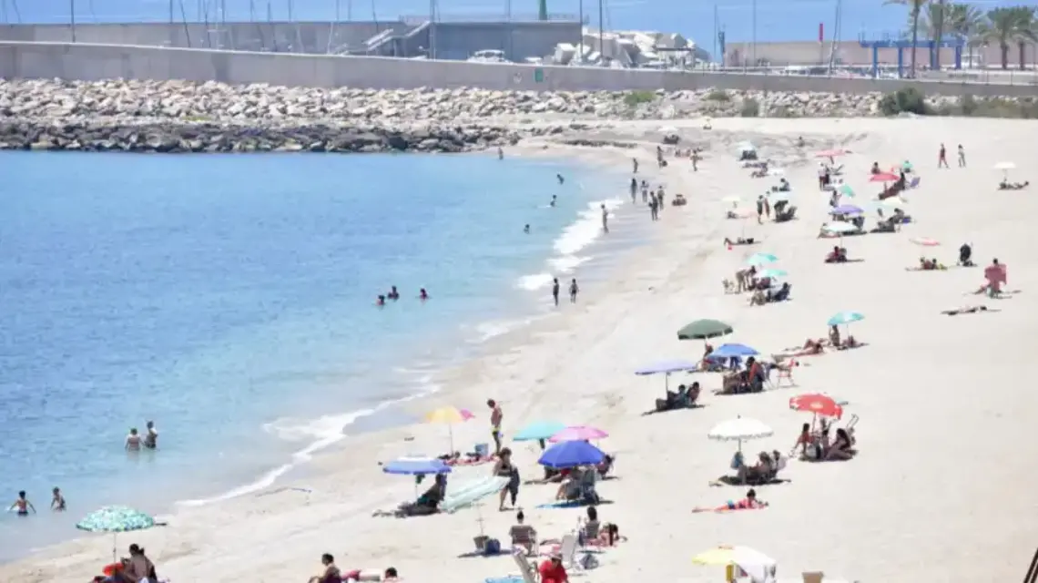 Las costas de La Manga, San Javier y Mazarrón recibieron a cientos de turistas durante el fin de semana