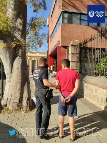 Los detuvieron por borrachos y a otros dos hombres por amenazar con un arma simulada