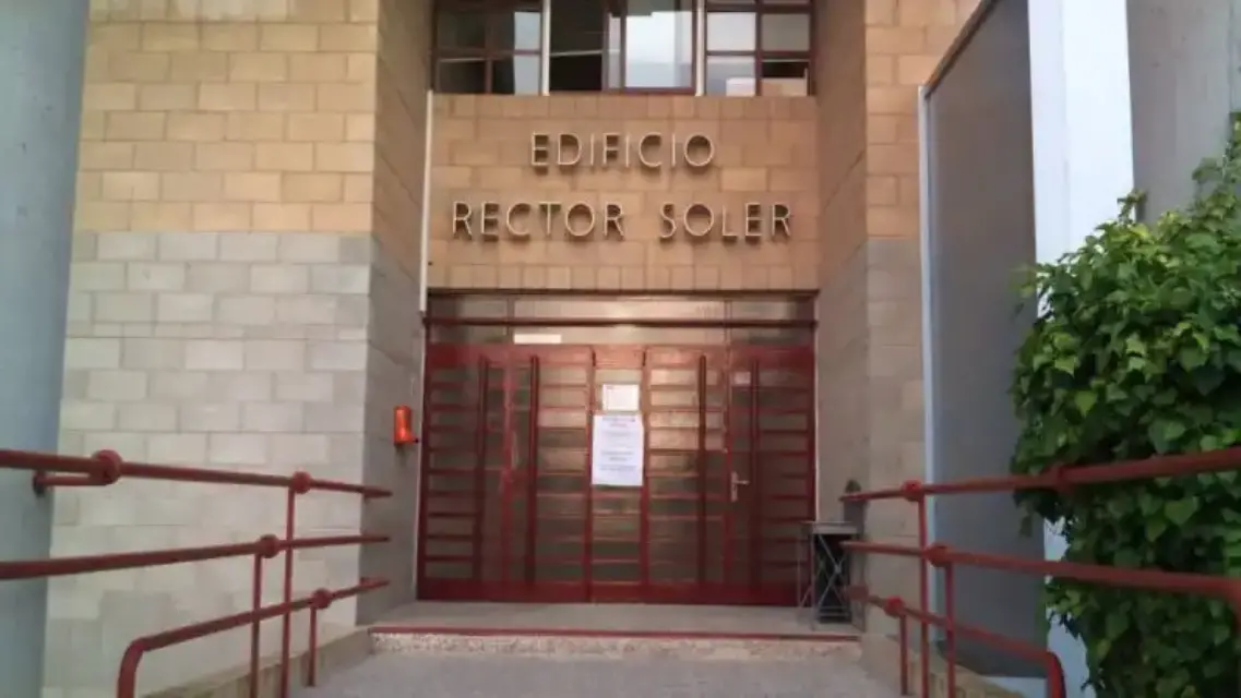 Edificio Rector Soler cierra tras caso interno de Covid-19.