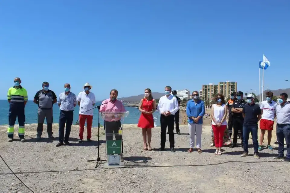 Izada de banderas azules y Q de Calidad en la Playa Mar Serena de San Juan de los Terreros