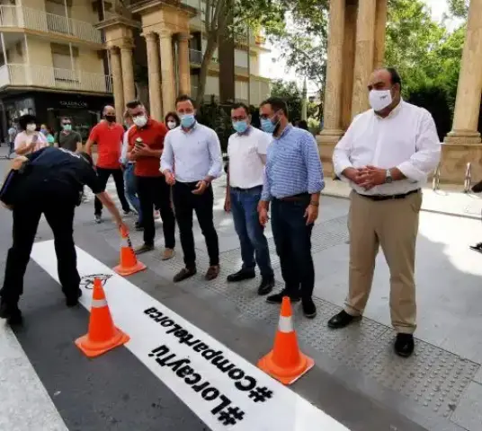Pasos de peatones de Lorca se visten con mensajes de “llamadas a la acción”