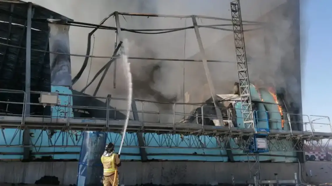 Reportan incendio en nave agrícola en Lorca
