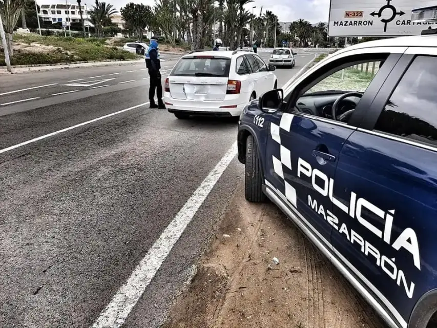 Agresivo sujeto es detenido por intentar golpear y escupir a dos policías en Mazarrón