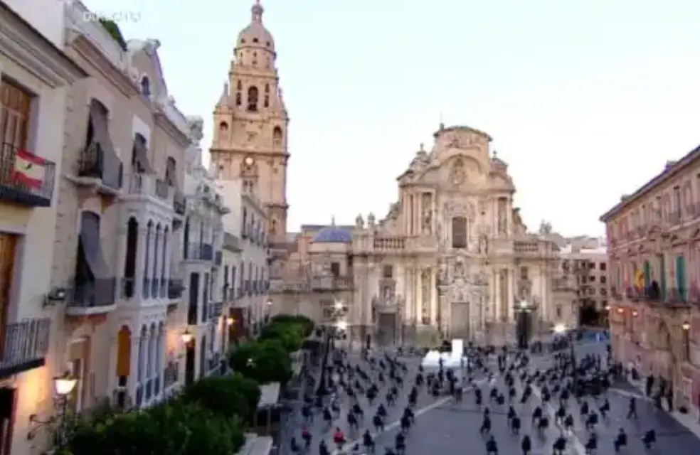 151 velas encendidas en honor a cada una de las víctimas del coronavirus en la Región
