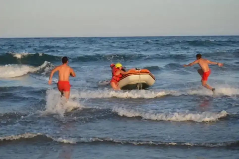 Familia es rescatada del agua tras pedir auxilio en una playa de Águilas