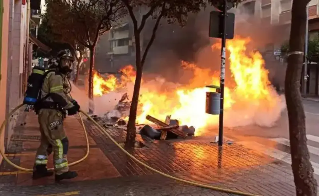 Vehículo resultó calcinado luego de un incendio en el centro de Murcia