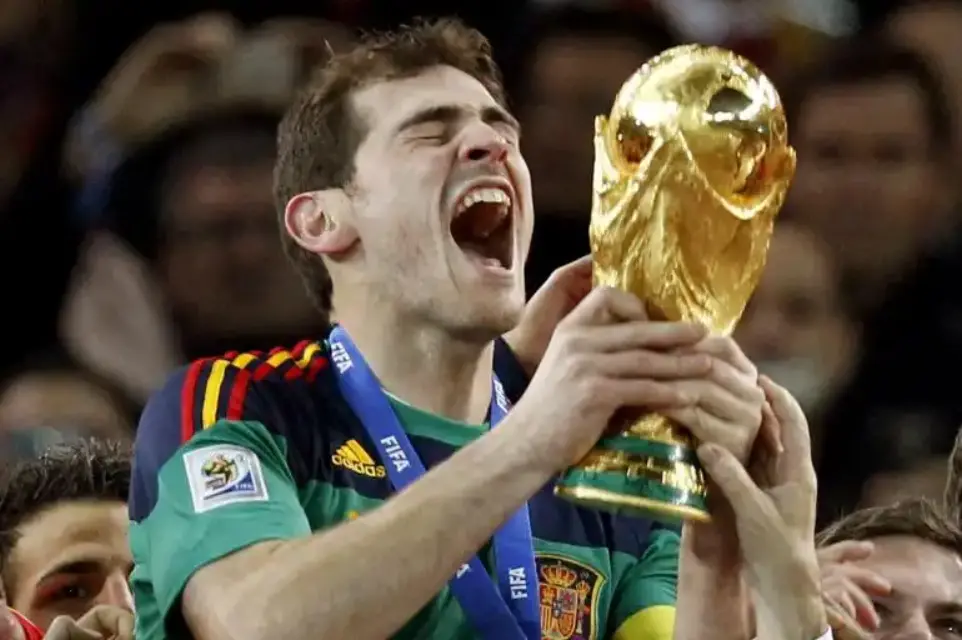 Iker Casillas anuncia su retirada del fútbol profesional
