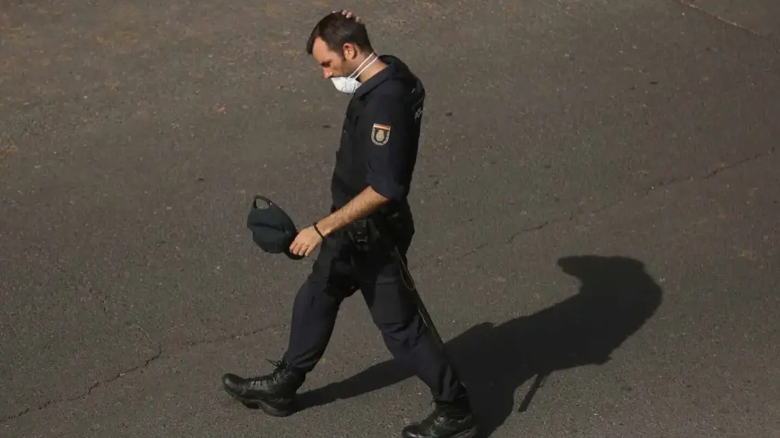 Hombre agredió a un policía que le ordenó colocarse la mascarilla