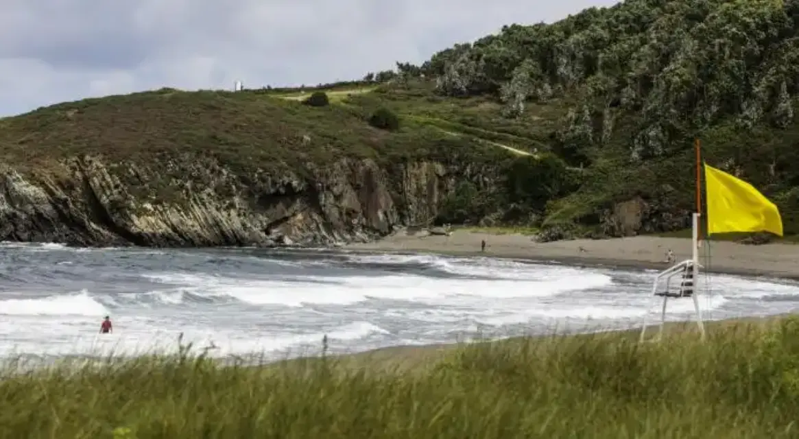 Plan Copla coloca banderas amarillas en playas de Águilas y Los Alcázares