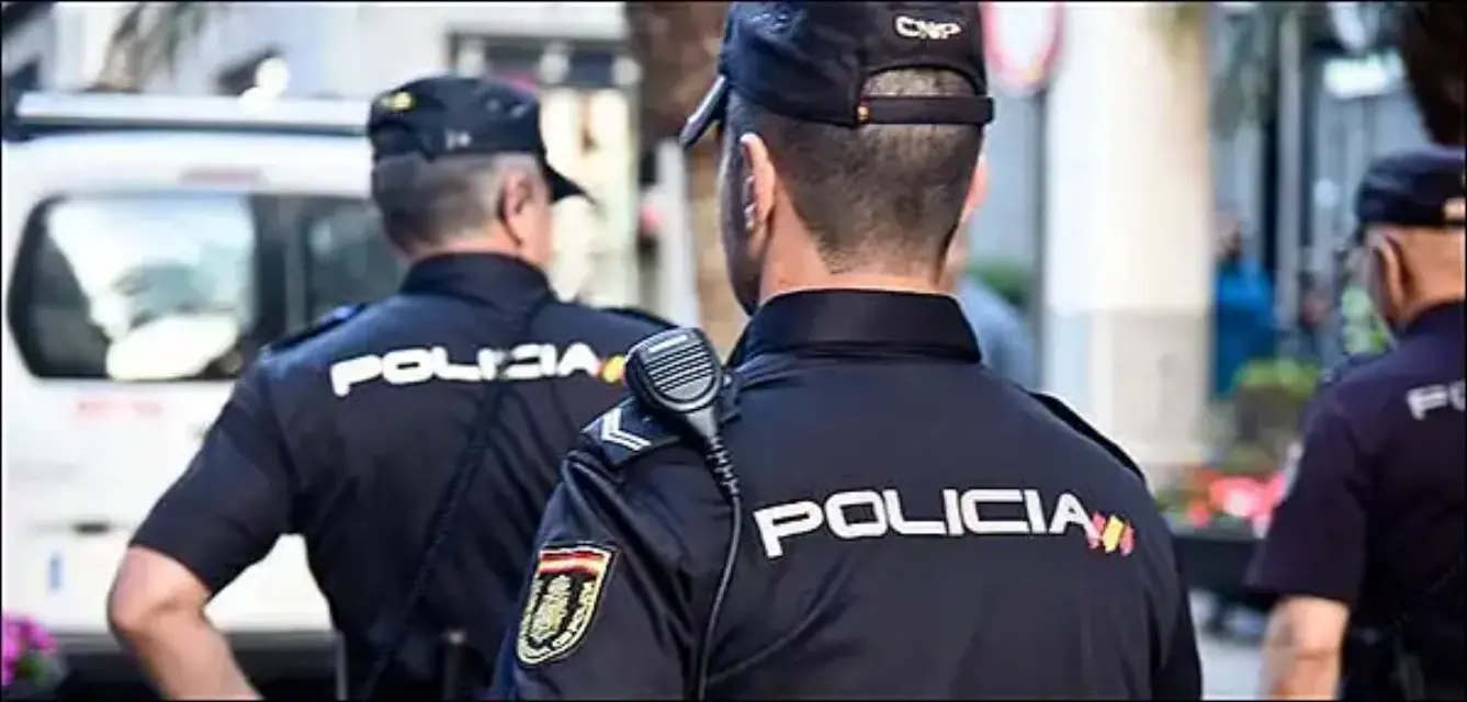 Detenidos tres hombres por presunto robo dentro de una vivienda