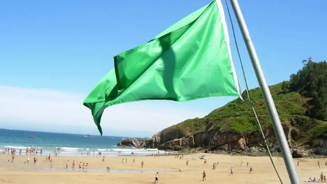 Bandera verde se encuentra visible en todas las playas de la Región