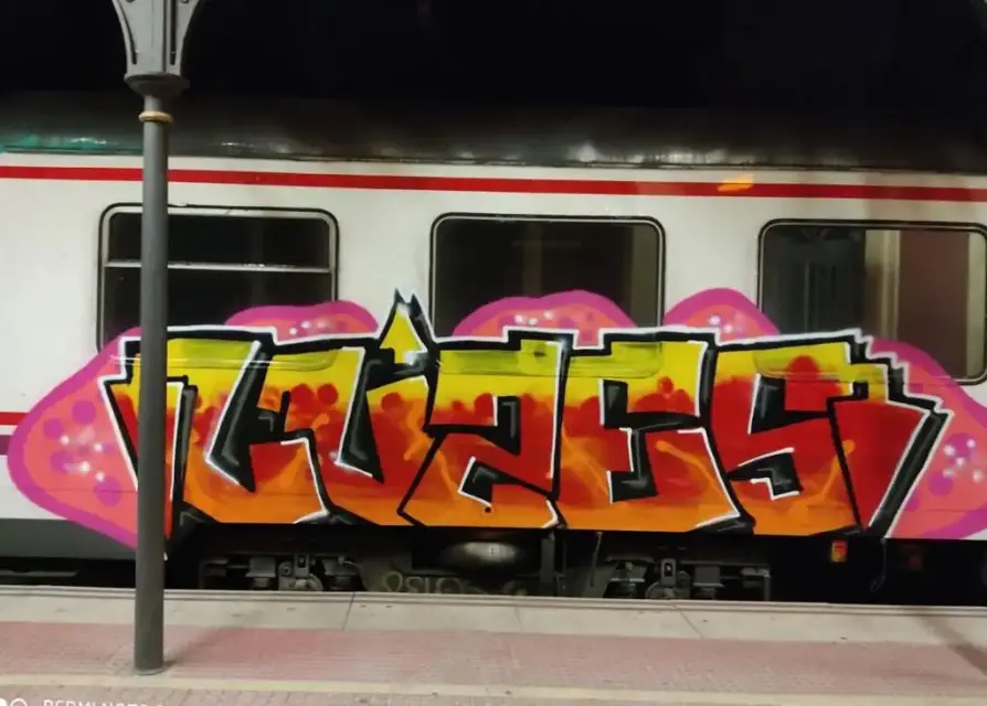Policía Local de Lorca detiene a un joven por realizar grafitis en un tren de cercanías de la estación de Sutullena