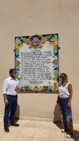 Mensaje del poeta lorquino Carlos Mellado se encuentra escrito en el Mural de azulejos en la Plaza del Negrito