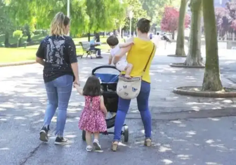 Familias con excedencias o reducción de jornada recibirán ayuda de 600 euros al mes