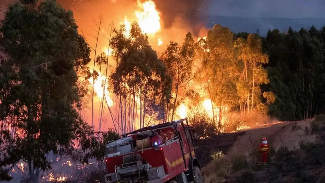 Siguen las labores para extinguir el fuego del incendio de la Silla